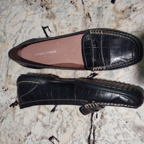 Donald J Pliner Vegga Shoes - Picture 2 of 8